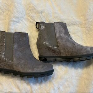 Girls Sorel Joan of Arctic Chelsea boots.